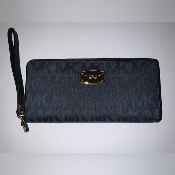 Michael Kors Handbags - Michael Kors Women's Jet Set Continental Wallet. Excellent Condition.